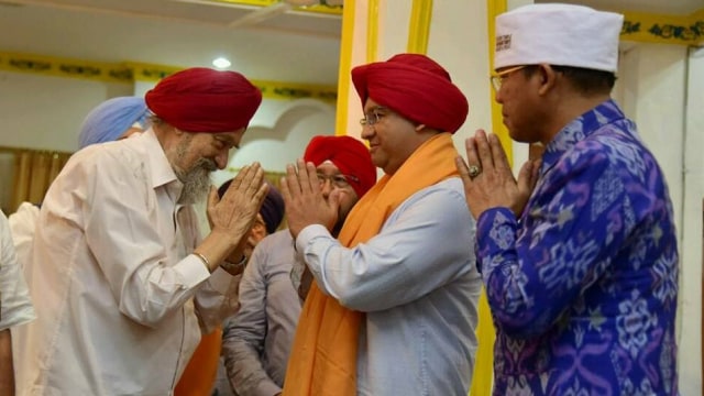 Anies menggunakan turban di Sikh Temple (Foto: Facebook/Anies Baswedan)