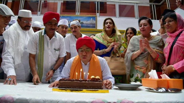 Anies menggunakan turban di Sikh Temple (Foto: Facebook/Anies Baswedan)