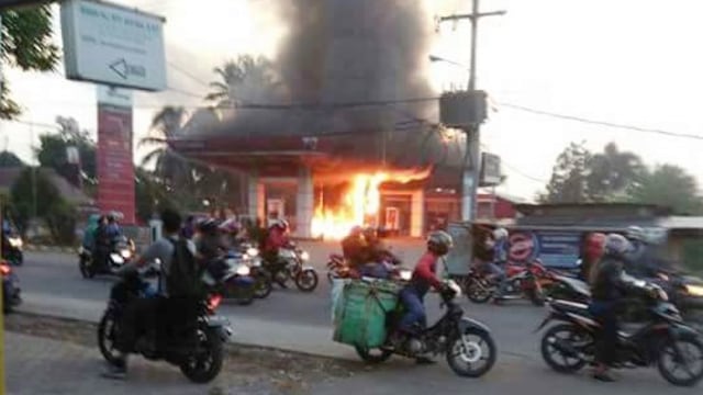 SPBU Sukatani Cikarang Kebakaran  (Foto: Twitter/@RyanparkBajay)