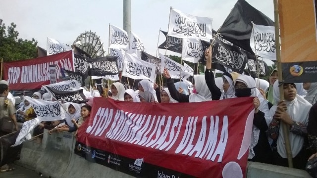 Massa HTI sedang berdemo  (Foto: Twitter/@HizbuttahrirID)