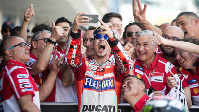 Lorenzo merayakan podium bersama timnya. (Foto: MotoGP)