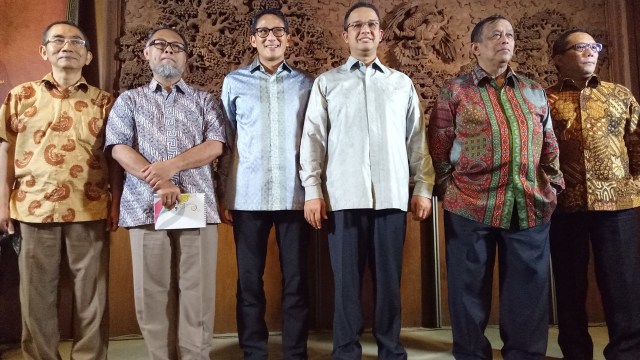 Anies-Sandi dan Tim Pengarah & Tim Pakar (Foto: Wandha Nur/kumparan)