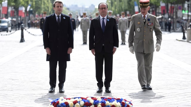 Emmanuel Macron di Upacara PD II (Foto: REUTERS/Stephane De Sakutin/Pool)