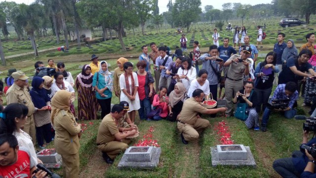 Djarot menaburkan bunga di makam korban tragedi 98 (Foto: Amanaturrosyidah/kumparan)