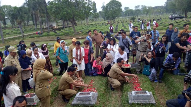 Djarot menaburkan bunga di makam korban tragedi 98 (Foto: Amanaturrosyidah/kumparan)