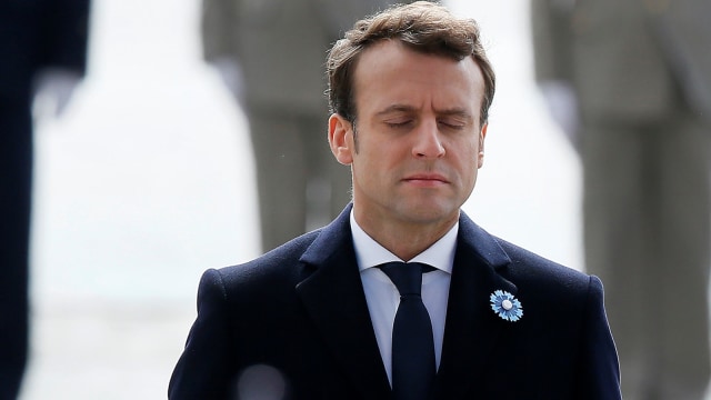 Emmanuel Macron di Upacara PD II. (Foto: REUTERS/Francois Mori/Pool)