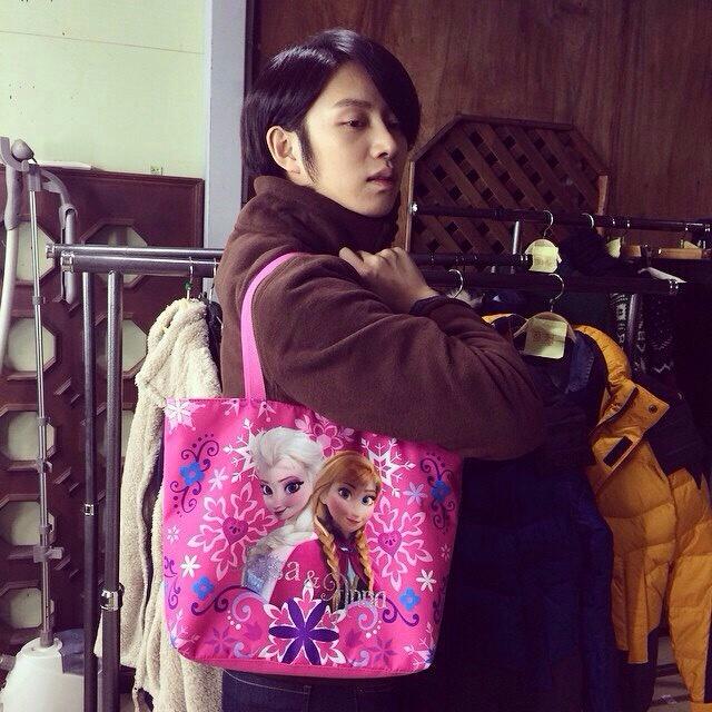 Heechul dan koleksi Frozen miliknya. (Foto: Instagram)