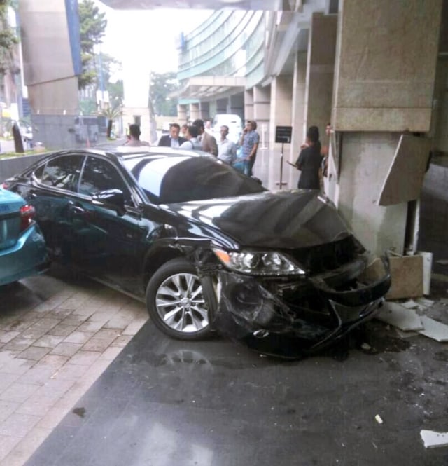 Kecelakaan Lexus di Kuningan Jakarta Selatan (Foto: Twitter @TMCPoldaMetro)