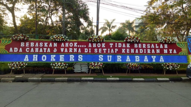 Karangan bunga dari Ahokers Surabaya. (Foto: Aria Pradana/kumparan)