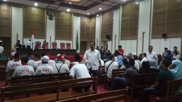 Massa mulai memasuki ruang sidang. (Foto: Marcia Audita/kumparan)