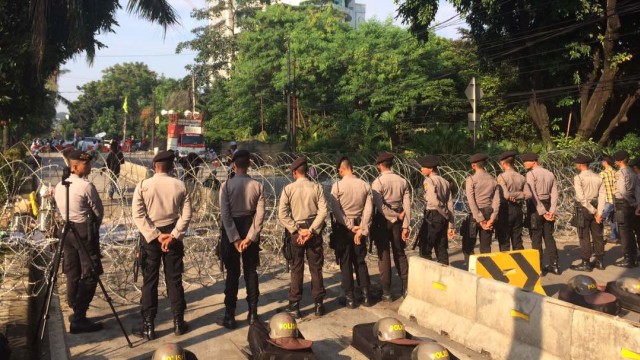 Polisi berjaga di area sidang Ahok. (Foto: Wahyu Nugroho/kumparan)