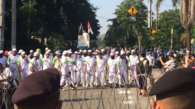 Massa kontra Ahok bersiap di area sidang. (Foto: Wahyu Nugroho/kumparan)