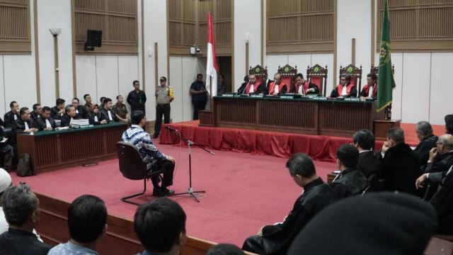 Ahok menjalani sidang vonis. (Foto: Aditia Noviansyah/kumparan)