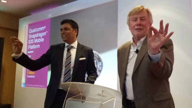 Dua petinggi Qualcomm pamer Snapdragon 835. (Foto: Ananda Teresia/kumparan)