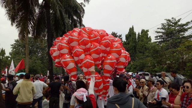 Balon nemo dari massa pro Ahok (Foto: Aria Pradana/kumparan)