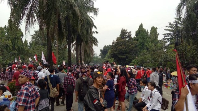 Massa pendukung Ahok usai pembacaan vonis. (Foto: Aria Pradana/kumparan)