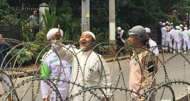 Massa kontra Ahok meminta waktu untuk orasi (Foto: Kelik Wahyu/kumparan)