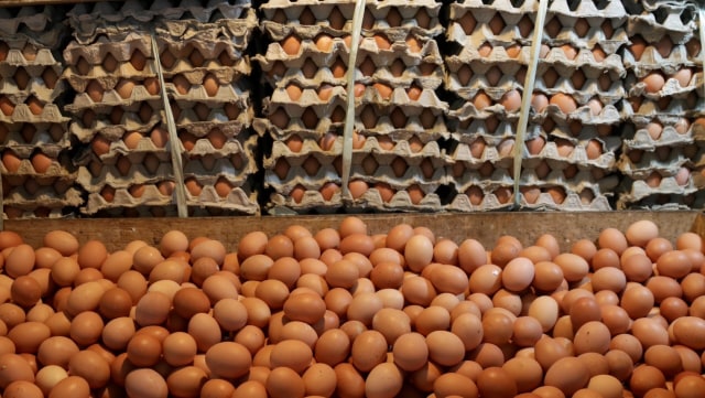 Telur ayam di pasar (Foto: Fanny Kusumawardhani/kumparan)