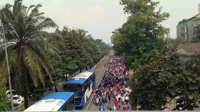 Massa pro Ahok melakukan longmarch. (Foto: Aria Pradana/kumparan)