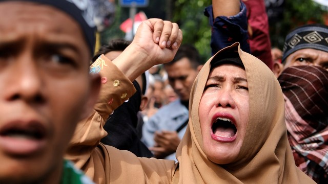 Massa kontra Ahok usai pembacaan vonis. (Foto: Reuters/Beawiharta)