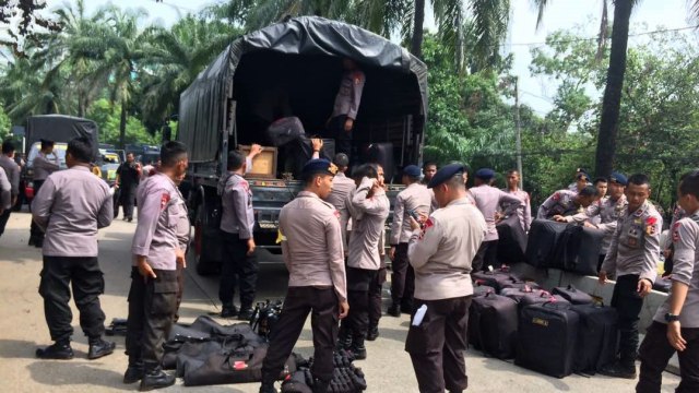 Polisi berbenah usai sidang vonis Ahok. (Foto: Kelik Wahyu/kumparan)