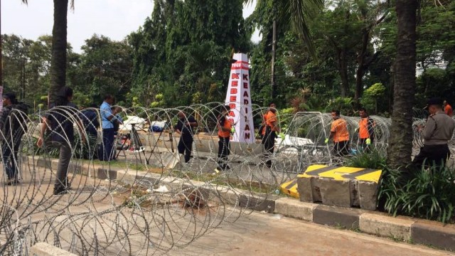 Berbenah usai sidang vonis Ahok. (Foto: Kelik Wahyu/kumparan)