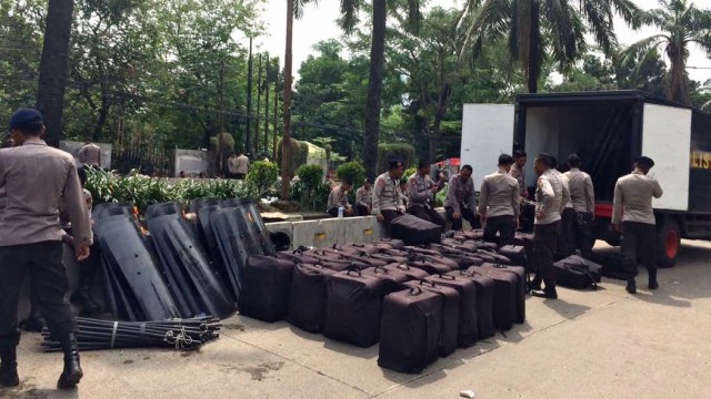 Polisi berbenah usai sidang vonis Ahok. (Foto: Kelik Wahyu/kumparan)