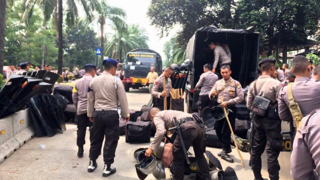 Polisi berbenah usai sidang vonis Ahok. (Foto: Kelik Wahyu/kumparan)