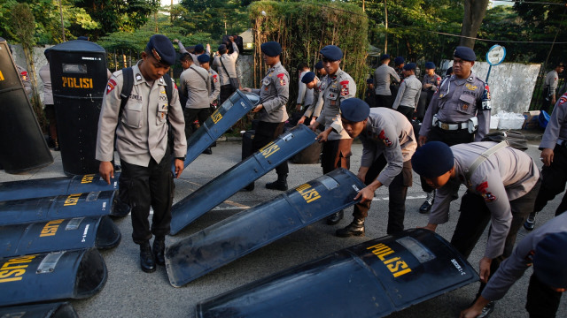 Polisi berbenah usai sidang vonis Ahok. (Foto: Reuters/Darren Whiteside)