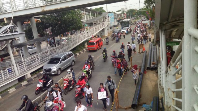 Massa pro Ahok long march melewati Jati Padang (Foto: Aria Pradana/kumparan)