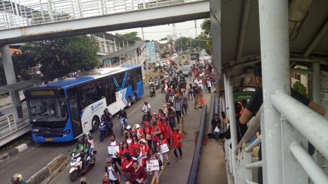 Massa pro Ahok long march melewati Jati Padang (Foto: Aria Pradana/kumparan)