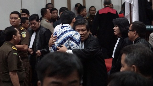 Ahok berpelukan usai pembacaan vonis (Foto: Aditia Noviansyah/kumparan)