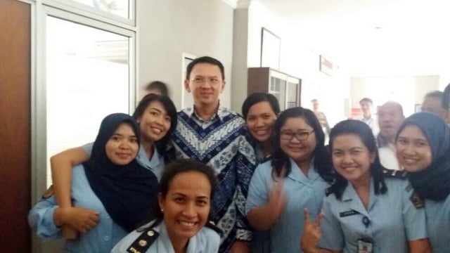 Petugas rutan foto bersama Ahok. (Foto: Istimewa)