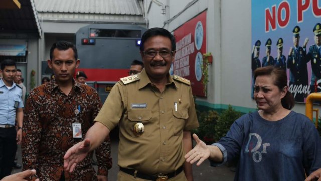 Djarot mengunjungi Ahok di LP Cipinang (Foto: Fanny Kusumawardhani/kumparan)