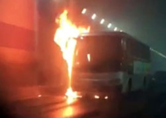 Saat bus terbakar. (Foto: Dok. Yonhap News)