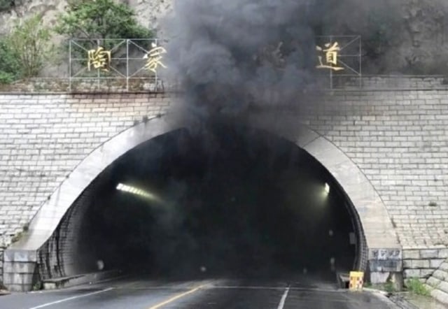 Bus terbakar di China. (Foto: Dok. Yonhap News)