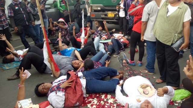 Massa pro Ahok melakukan aksi tidur  (Foto: Aria Pradana/kumparan)