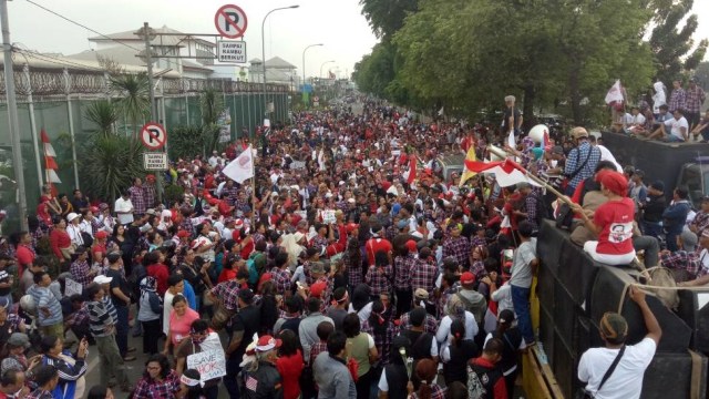 Massa pendukung Ahok di depan LP Cipinang. (Foto: Aria Pradana/kumparan)