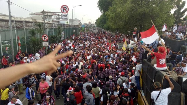 Massa pendukung Ahok di depan LP Cipinang. (Foto: Aria Pradana/kumparan)