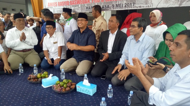 Anies Baswedan bersama warga Bidara Cina. (Foto: Wandha Hidayat/kumparan)