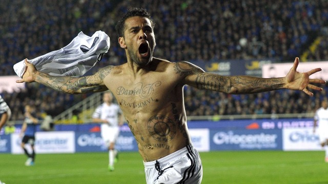 Alves merayakan gol yang dicetaknya. (Foto: Giorgio Perottino/Reuters)