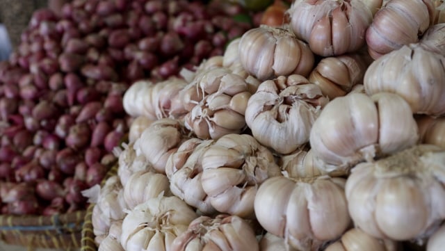 Bawang putih di pasar tradisional (Foto: Fanny Kusumawardhani/kumparan)