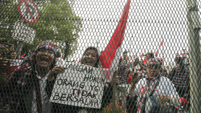 Massa pendukung Ahok di LP Cipinang. (Foto: Antara/Muhammad Adimaja)