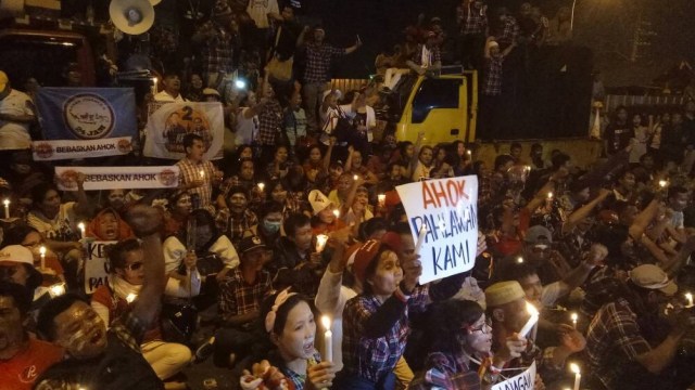 Aksi massa pendukung Ahok di LP Cipinang. (Foto: Aria Pradana/kumparan)