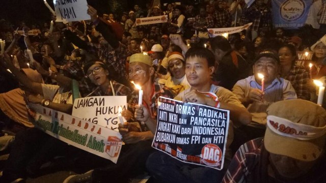 Poster massa Ahok yang ikut aksi lilin (Foto: Aria Pradana/kumparan)