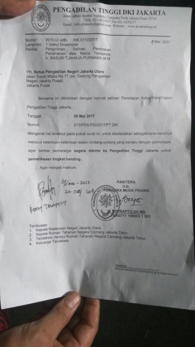 Surat Penetapan Ahok ditahan (Foto: Fahrian Saleh/kumparan)