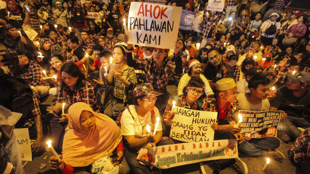 Aksi lilin dari massa pro Ahok di Cipinang (Foto: Antara/Muhammad Adimaja)