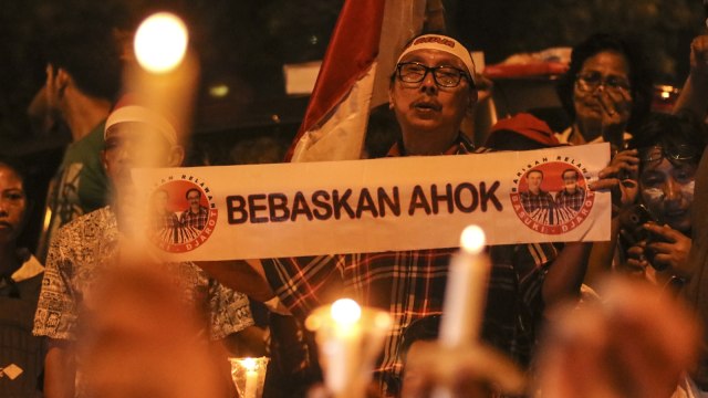 Aksi lilin dari massa pro Ahok (Foto: Antara/Muhammad Adimaja)