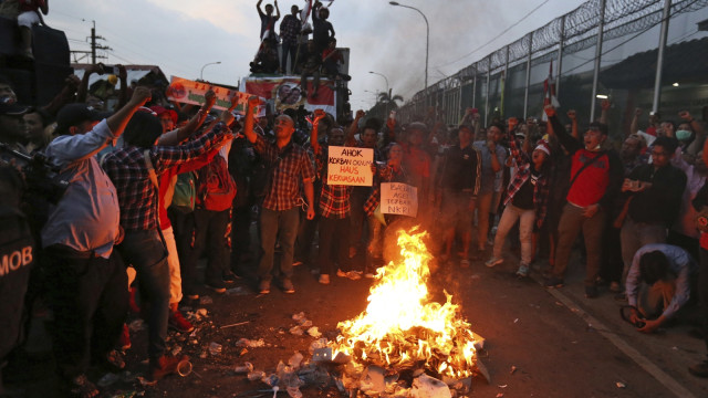 Aksi Para pendukung Ahok di Rutan Cipinang (Foto: Ap Photo/Dita Alangkara)