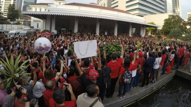 Keramaian massa di Balai Kota (Foto: Aditia Noviansyah/kumparan)